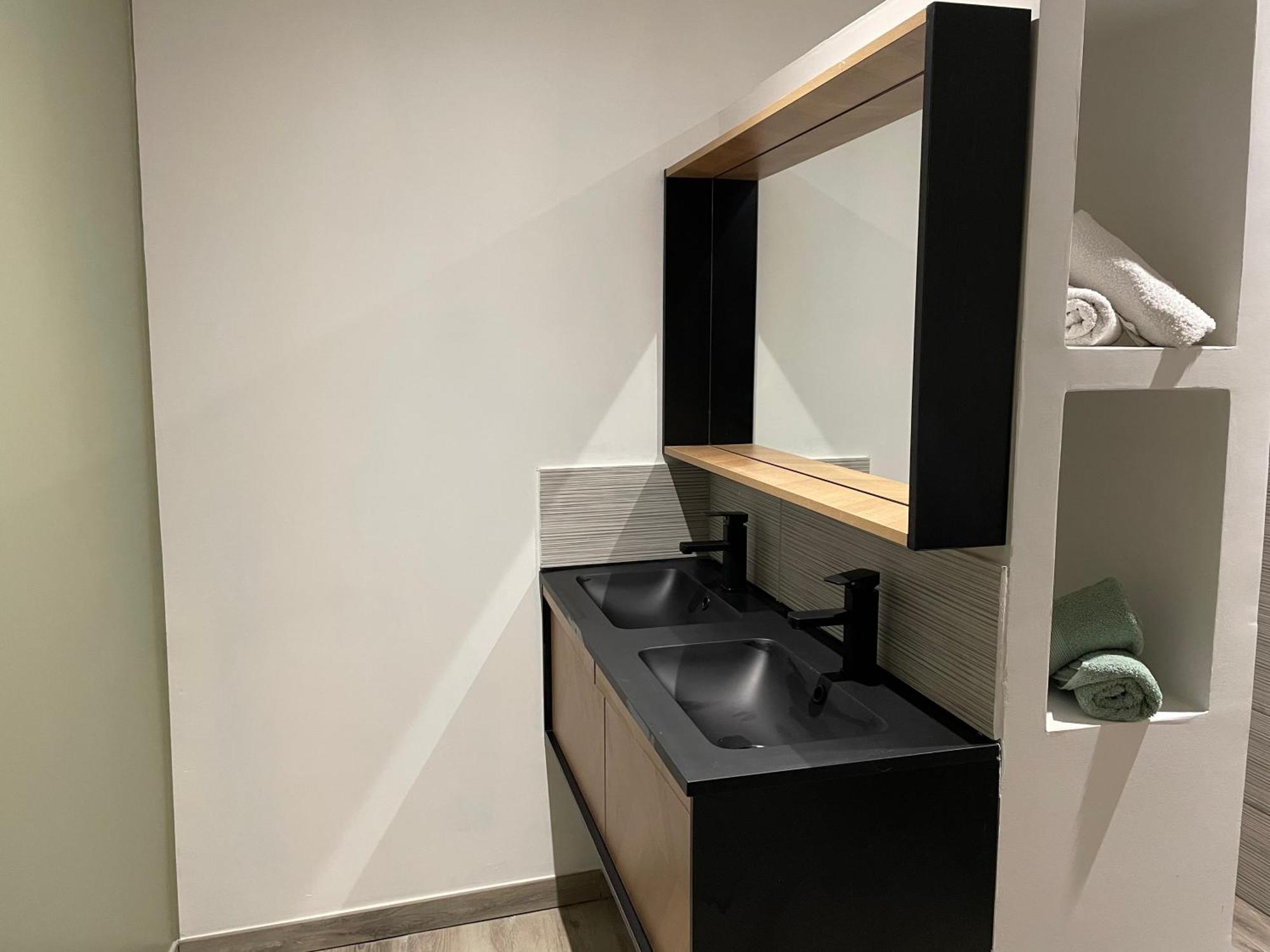 Appartement Coquet Dans Le Centre De Mèze Extérieur photo
